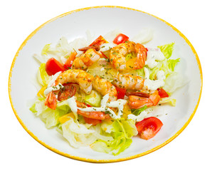 Salad with roasted shrimps and chorizo