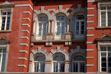 Obraz premium 東京駅丸の内中央口付近外壁、窓外観