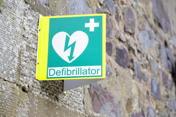 Defibrillator sign and symbol on wall - obrazy, fototapety, plakaty