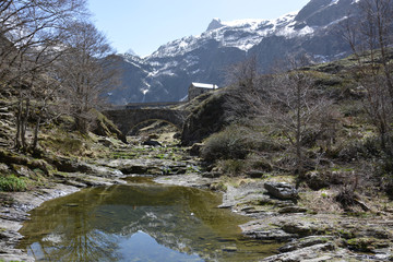 Naklejka na ściany i meble Paysage de montagne avec un pont de pierre, Alpes