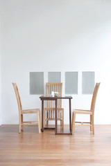 白い壁とテーブルと椅子