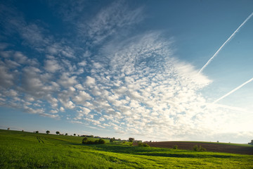 Fototapeta na wymiar Landschaft mit Schäfchenwolken in Oberfranken