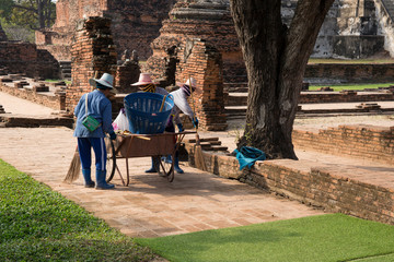 Arbeiter in der Tempelanlage Wat Phra Sri Sanphet