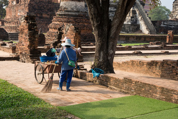 Obraz premium Arbeiter in der Tempelanlage Wat Phra Sri Sanphet