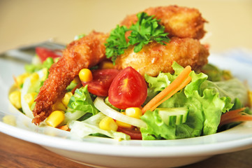 Fried Shrimp salad. Shrimp with bread crumbs Fried Served with mixed vegetable salad.