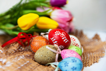 Obraz na płótnie Canvas Colorful easter arrangement with flowers and eggs.