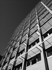 Moderner Sonnenschutz an der Fassade eines Bürogebäude im hellen Sonnenschein im Stadtteil...