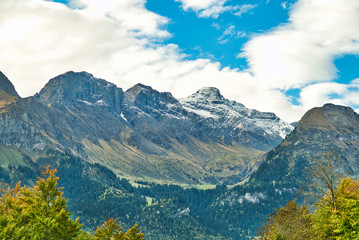 Alpental mit Schnee uf den Gipfeln 