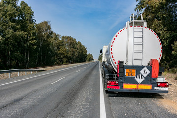 Camion cisterna combustible
