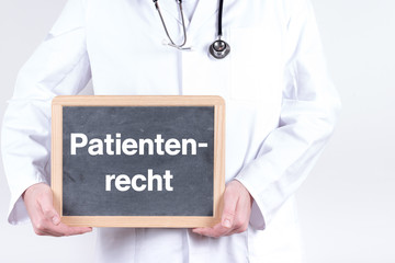Arzt mit einer Tafel Patientenrecht