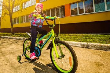 Obraz premium Child on a bicycle at asphalt road