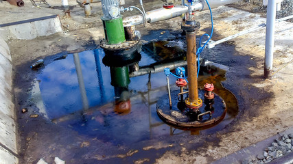 Breakage of oil in the quarry of a drainage tank for pumping waste water.