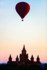 Fototapeta na wymiar Hot air balloon fly over Bagan temple