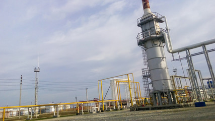 Furnace for heating oil at the refinery