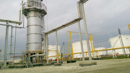 Furnace for heating oil at the refinery