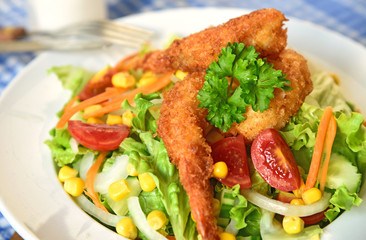 Fried Shrimp salad. Shrimp with bread crumbs Fried Served with mixed vegetable salad.