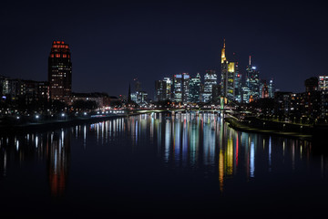 Fototapeta na wymiar Frankfurt Skyline am Main bei Nacht