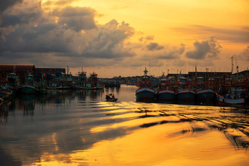 Fototapeta premium Silhouette boat sailing at fisherman port