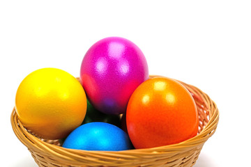 Bunte Eier im Körbchen