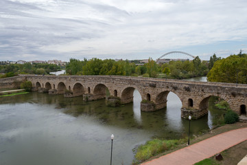 Fototapeta na wymiar Bridge over the Guadiana in Merida (Spain)