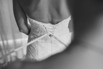 Brautkleid wird geschnürt