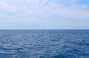 Obraz premium Seascape with sea horizon and almost clear deep blue sky. Background