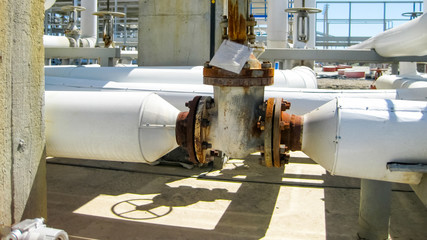 Manual shut-off valve on the pipeline.