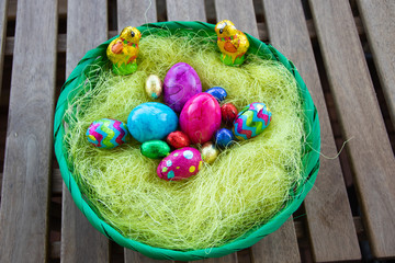 Osterkörbchen mit Eiern