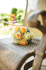 Brautstrauß liegt auf dem Stuhl