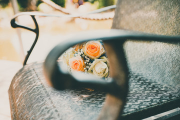 brautstrauß auf dem Stuhl