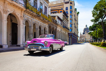 Amerikaanse roze cabriolet klassieke auto op de hoofdstraat Jose Marti in Havana City Cuba - Serie Cuba Reportage