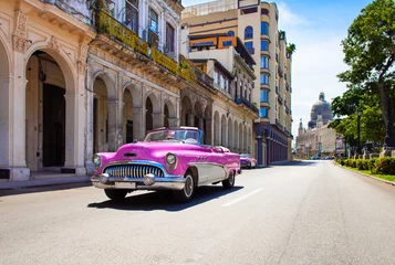 Foto op Plexiglas Havana Amerikaanse roze cabriolet klassieke auto op de hoofdstraat Jose Marti in Havana City Cuba - Serie Cuba Reportage