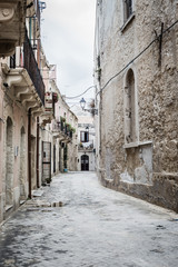 Fototapeta na wymiar Ancient alley in the old town of Ortigia in Syracuse.