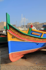 Obraz premium Bright bow of a traditional Maltese boat.