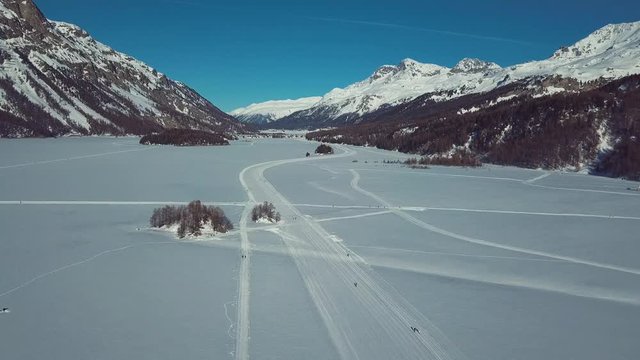 marcher sur le lac gel&eacute; - Engadin Switzerland