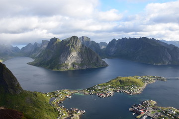 Fototapeta na wymiar Reine auf den norwegischen Lofoten vom Reinebringen