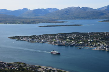 Ein Kreuzfahrtschiff erreicht Tromsø im August