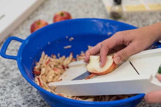 Apfel mit Rohkostreibe zerkleinern