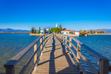 Obraz premium Klasztor Świętego Mikołaja położony na dwóch wyspach w Porto Lagos, we wschodniej Macedonii i Tracji w Grecji