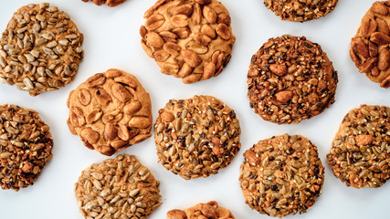 Ciasteczka z orzechami i słonecznikiem leżące na białym tle © PhotoHunter