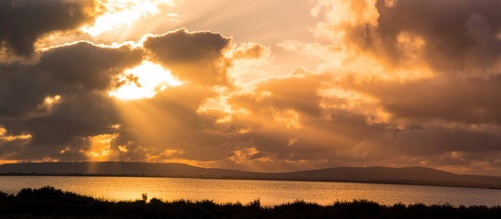 panorama sur un coucher de soleil orange sur les étang de Camargue