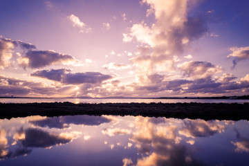 coucher de soleil violet sur des étangs 