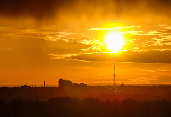 Naklejka premium Beautiful city sunset with a sun and clouds 