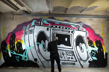 Tableaux ronds sur plexiglas Graffiti Graffiti ghettoblaster sur un mur