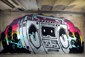 Abwaschbare Fototapete Graffiti Ghettoblaster-Graffiti an einer Wand