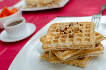Desayuno saludable - waffles de harina del negrito, servidos con nueces, fruta y café