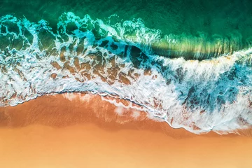 Gartenposter Luftaufnahme Strand Luftbild von Meereswellen und Sandstrand