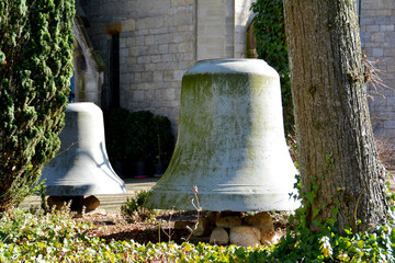 Zwei alte Glocken vor der Christophorus Kirche in Melle Neuenkirchen