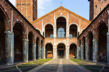 Fototapeta na wymiar Visita a chiesa Sant'Ambrogio - Milano