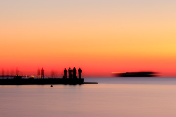 Naklejka premium Fishermen catch fish at sunrise